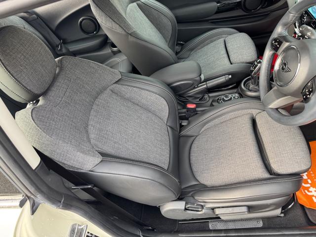 ＭＩＮＩ クーパー　クラシック・トリム　車検２年／後期／ハーフレザーシート／純正ナビ／バックカメラ／ＥＴＣ／スマートキー／プッシュスタート／スペアキー／Ｂｌｕｅｔｏｏｔｈ／液晶メーター／ＬＥＤヘッドライト／純正アルミホイール／オートライト／（5枚目）