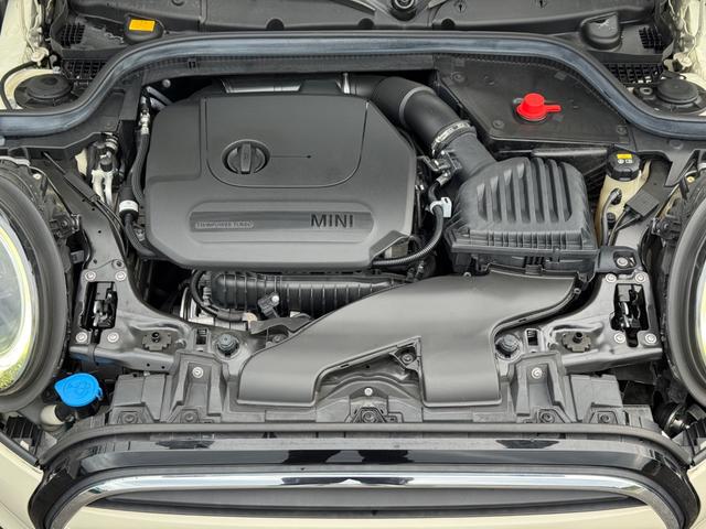 ＭＩＮＩ クーパー　クラシック・トリム　車検２年／後期／ハーフレザーシート／純正ナビ／バックカメラ／ＥＴＣ／スマートキー／プッシュスタート／スペアキー／Ｂｌｕｅｔｏｏｔｈ／液晶メーター／ＬＥＤヘッドライト／純正アルミホイール／オートライト／（6枚目）