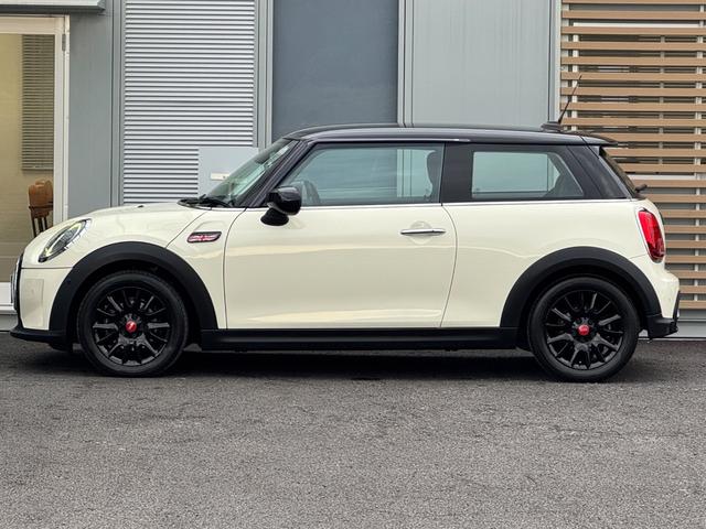ＭＩＮＩ クーパー　クラシック・トリム　車検２年／後期／ハーフレザーシート／純正ナビ／バックカメラ／ＥＴＣ／スマートキー／プッシュスタート／スペアキー／Ｂｌｕｅｔｏｏｔｈ／液晶メーター／ＬＥＤヘッドライト／純正アルミホイール／オートライト／（22枚目）
