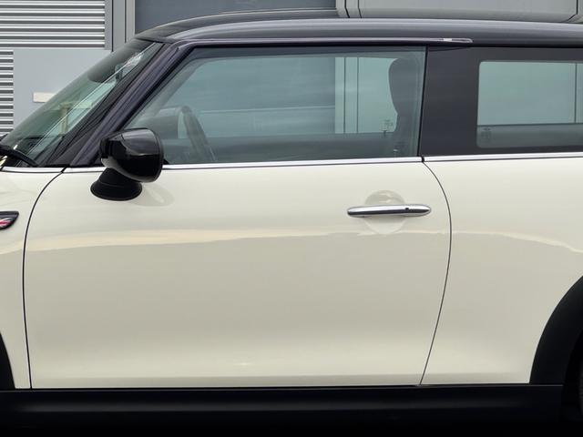 ＭＩＮＩ クーパー　クラシック・トリム　車検２年／後期／ハーフレザーシート／純正ナビ／バックカメラ／ＥＴＣ／スマートキー／プッシュスタート／スペアキー／Ｂｌｕｅｔｏｏｔｈ／液晶メーター／ＬＥＤヘッドライト／純正アルミホイール／オートライト／（24枚目）