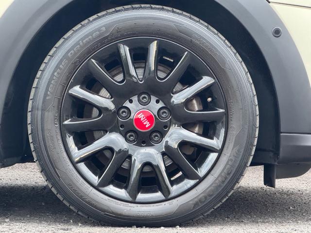 ＭＩＮＩ クーパー　クラシック・トリム　車検２年／後期／ハーフレザーシート／純正ナビ／バックカメラ／ＥＴＣ／スマートキー／プッシュスタート／スペアキー／Ｂｌｕｅｔｏｏｔｈ／液晶メーター／ＬＥＤヘッドライト／純正アルミホイール／オートライト／（27枚目）