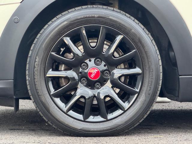 ＭＩＮＩ クーパー　クラシック・トリム　車検２年／後期／ハーフレザーシート／純正ナビ／バックカメラ／ＥＴＣ／スマートキー／プッシュスタート／スペアキー／Ｂｌｕｅｔｏｏｔｈ／液晶メーター／ＬＥＤヘッドライト／純正アルミホイール／オートライト／（29枚目）