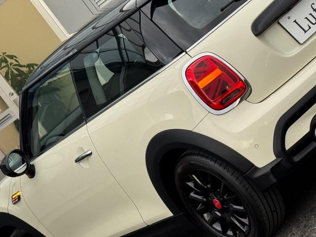 ＭＩＮＩ クーパー　クラシック・トリム　車検２年／後期／ハーフレザーシート／純正ナビ／バックカメラ／ＥＴＣ／スマートキー／プッシュスタート／スペアキー／Ｂｌｕｅｔｏｏｔｈ／液晶メーター／ＬＥＤヘッドライト／純正アルミホイール／オートライト／（35枚目）