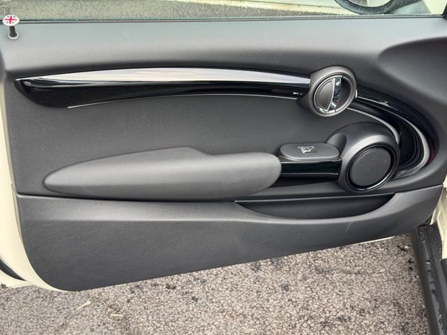 ＭＩＮＩ クーパー　クラシック・トリム　車検２年／後期／ハーフレザーシート／純正ナビ／バックカメラ／ＥＴＣ／スマートキー／プッシュスタート／スペアキー／Ｂｌｕｅｔｏｏｔｈ／液晶メーター／ＬＥＤヘッドライト／純正アルミホイール／オートライト／（52枚目）