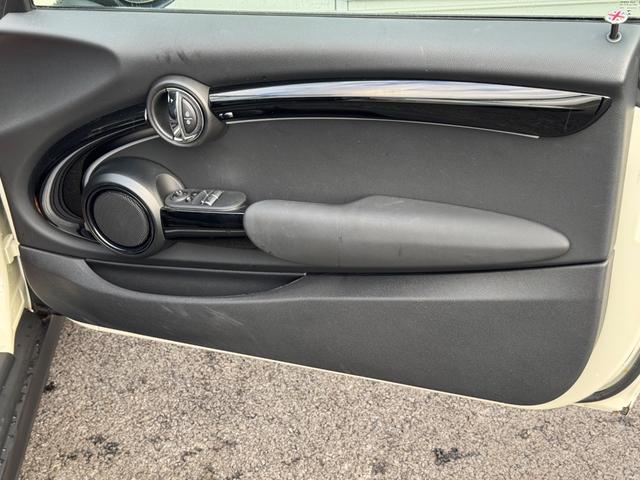 ＭＩＮＩ クーパー　クラシック・トリム　車検２年／後期／ハーフレザーシート／純正ナビ／バックカメラ／ＥＴＣ／スマートキー／プッシュスタート／スペアキー／Ｂｌｕｅｔｏｏｔｈ／液晶メーター／ＬＥＤヘッドライト／純正アルミホイール／オートライト／（53枚目）