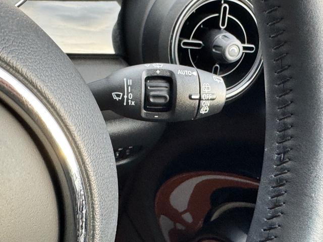ＭＩＮＩ クーパー　クラシック・トリム　車検２年／後期／ハーフレザーシート／純正ナビ／バックカメラ／ＥＴＣ／スマートキー／プッシュスタート／スペアキー／Ｂｌｕｅｔｏｏｔｈ／液晶メーター／ＬＥＤヘッドライト／純正アルミホイール／オートライト／（57枚目）