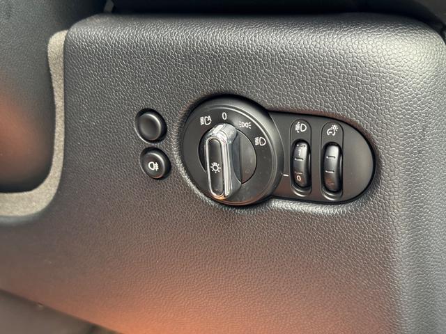 ＭＩＮＩ クーパー　クラシック・トリム　車検２年／後期／ハーフレザーシート／純正ナビ／バックカメラ／ＥＴＣ／スマートキー／プッシュスタート／スペアキー／Ｂｌｕｅｔｏｏｔｈ／液晶メーター／ＬＥＤヘッドライト／純正アルミホイール／オートライト／（58枚目）