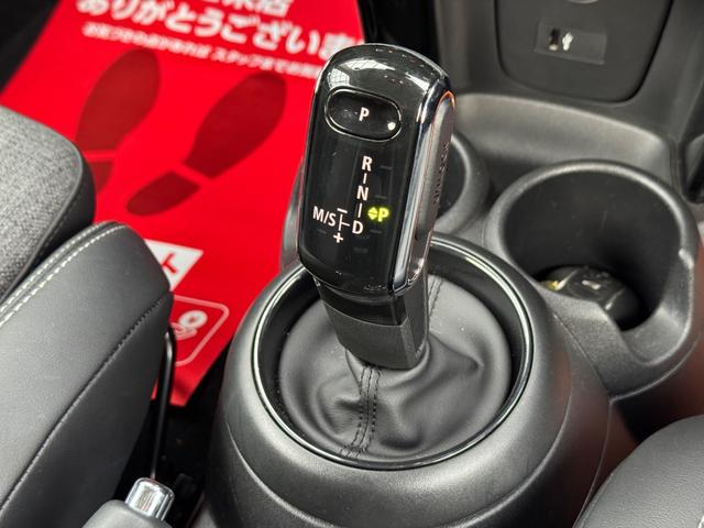 ＭＩＮＩ クーパー　クラシック・トリム　車検２年／後期／ハーフレザーシート／純正ナビ／バックカメラ／ＥＴＣ／スマートキー／プッシュスタート／スペアキー／Ｂｌｕｅｔｏｏｔｈ／液晶メーター／ＬＥＤヘッドライト／純正アルミホイール／オートライト／（61枚目）