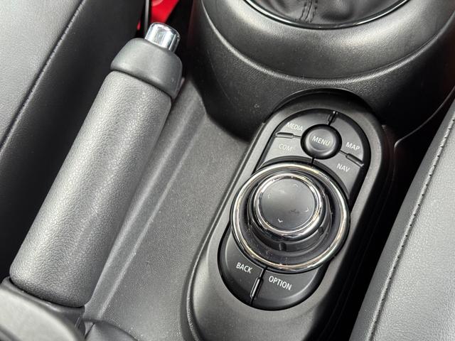ＭＩＮＩ クーパー　クラシック・トリム　車検２年／後期／ハーフレザーシート／純正ナビ／バックカメラ／ＥＴＣ／スマートキー／プッシュスタート／スペアキー／Ｂｌｕｅｔｏｏｔｈ／液晶メーター／ＬＥＤヘッドライト／純正アルミホイール／オートライト／（62枚目）