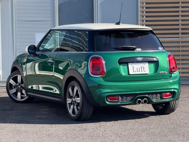 ＭＩＮＩ クーパーＳ　６０イヤーズエディション　車検Ｒ８．９／６０周年特別仕様車／ＤＣＴ／６０Ｙｅａｒｓ専用茶革シート／シートヒーター／純正ナビ／バックカメラ／ミラーインＥＴＣ／衝突軽減／ペッパーパッケージ／純正アルミホイール／（3枚目）
