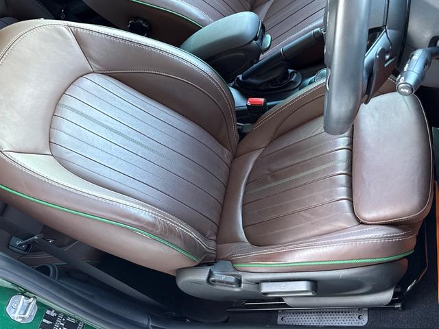 ＭＩＮＩ クーパーＳ　６０イヤーズエディション　車検Ｒ８．９／６０周年特別仕様車／ＤＣＴ／６０Ｙｅａｒｓ専用茶革シート／シートヒーター／純正ナビ／バックカメラ／ミラーインＥＴＣ／衝突軽減／ペッパーパッケージ／純正アルミホイール／（5枚目）