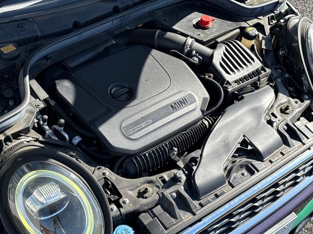 ＭＩＮＩ クーパーＳ　６０イヤーズエディション　車検Ｒ８．９／６０周年特別仕様車／ＤＣＴ／６０Ｙｅａｒｓ専用茶革シート／シートヒーター／純正ナビ／バックカメラ／ミラーインＥＴＣ／衝突軽減／ペッパーパッケージ／純正アルミホイール／（6枚目）