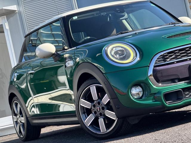ＭＩＮＩ クーパーＳ　６０イヤーズエディション　車検Ｒ８．９／６０周年特別仕様車／ＤＣＴ／６０Ｙｅａｒｓ専用茶革シート／シートヒーター／純正ナビ／バックカメラ／ミラーインＥＴＣ／衝突軽減／ペッパーパッケージ／純正アルミホイール／（7枚目）