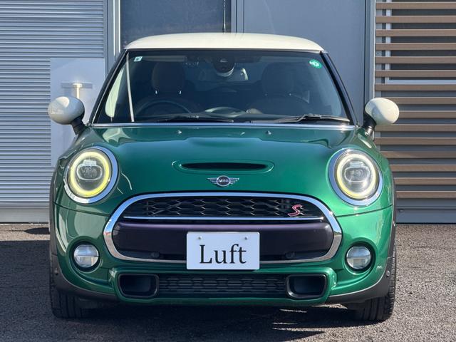 ＭＩＮＩ クーパーＳ　６０イヤーズエディション　車検Ｒ８．９／６０周年特別仕様車／ＤＣＴ／６０Ｙｅａｒｓ専用茶革シート／シートヒーター／純正ナビ／バックカメラ／ミラーインＥＴＣ／衝突軽減／ペッパーパッケージ／純正アルミホイール／（9枚目）