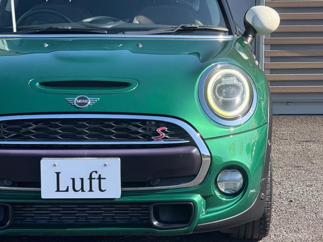 ＭＩＮＩ クーパーＳ　６０イヤーズエディション　車検Ｒ８．９／６０周年特別仕様車／ＤＣＴ／６０Ｙｅａｒｓ専用茶革シート／シートヒーター／純正ナビ／バックカメラ／ミラーインＥＴＣ／衝突軽減／ペッパーパッケージ／純正アルミホイール／（11枚目）