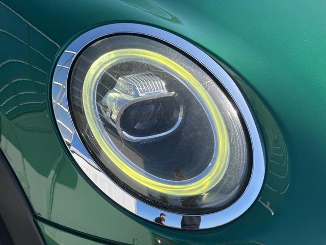 ＭＩＮＩ クーパーＳ　６０イヤーズエディション　車検Ｒ８．９／６０周年特別仕様車／ＤＣＴ／６０Ｙｅａｒｓ専用茶革シート／シートヒーター／純正ナビ／バックカメラ／ミラーインＥＴＣ／衝突軽減／ペッパーパッケージ／純正アルミホイール／（12枚目）