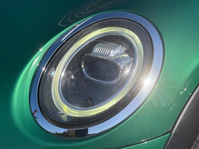ＭＩＮＩ クーパーＳ　６０イヤーズエディション　車検Ｒ８．９／６０周年特別仕様車／ＤＣＴ／６０Ｙｅａｒｓ専用茶革シート／シートヒーター／純正ナビ／バックカメラ／ミラーインＥＴＣ／衝突軽減／ペッパーパッケージ／純正アルミホイール／（13枚目）