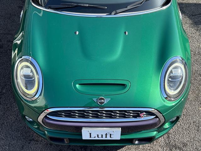 ＭＩＮＩ クーパーＳ　６０イヤーズエディション　車検Ｒ８．９／６０周年特別仕様車／ＤＣＴ／６０Ｙｅａｒｓ専用茶革シート／シートヒーター／純正ナビ／バックカメラ／ミラーインＥＴＣ／衝突軽減／ペッパーパッケージ／純正アルミホイール／（14枚目）