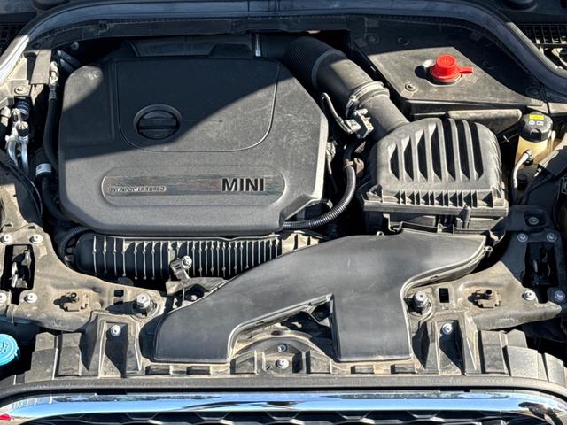 ＭＩＮＩ クーパーＳ　６０イヤーズエディション　車検Ｒ８．９／６０周年特別仕様車／ＤＣＴ／６０Ｙｅａｒｓ専用茶革シート／シートヒーター／純正ナビ／バックカメラ／ミラーインＥＴＣ／衝突軽減／ペッパーパッケージ／純正アルミホイール／（15枚目）