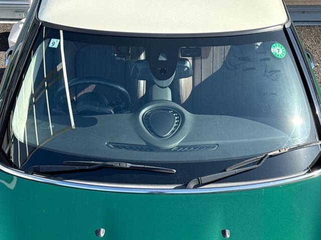 ＭＩＮＩ クーパーＳ　６０イヤーズエディション　車検Ｒ８．９／６０周年特別仕様車／ＤＣＴ／６０Ｙｅａｒｓ専用茶革シート／シートヒーター／純正ナビ／バックカメラ／ミラーインＥＴＣ／衝突軽減／ペッパーパッケージ／純正アルミホイール／（16枚目）