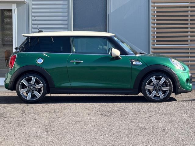 ＭＩＮＩ クーパーＳ　６０イヤーズエディション　車検Ｒ８．９／６０周年特別仕様車／ＤＣＴ／６０Ｙｅａｒｓ専用茶革シート／シートヒーター／純正ナビ／バックカメラ／ミラーインＥＴＣ／衝突軽減／ペッパーパッケージ／純正アルミホイール／（19枚目）