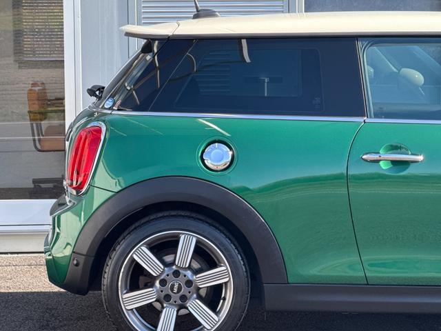 ＭＩＮＩ クーパーＳ　６０イヤーズエディション　車検Ｒ８．９／６０周年特別仕様車／ＤＣＴ／６０Ｙｅａｒｓ専用茶革シート／シートヒーター／純正ナビ／バックカメラ／ミラーインＥＴＣ／衝突軽減／ペッパーパッケージ／純正アルミホイール／（20枚目）