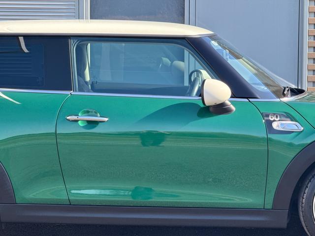 ＭＩＮＩ クーパーＳ　６０イヤーズエディション　車検Ｒ８．９／６０周年特別仕様車／ＤＣＴ／６０Ｙｅａｒｓ専用茶革シート／シートヒーター／純正ナビ／バックカメラ／ミラーインＥＴＣ／衝突軽減／ペッパーパッケージ／純正アルミホイール／（21枚目）