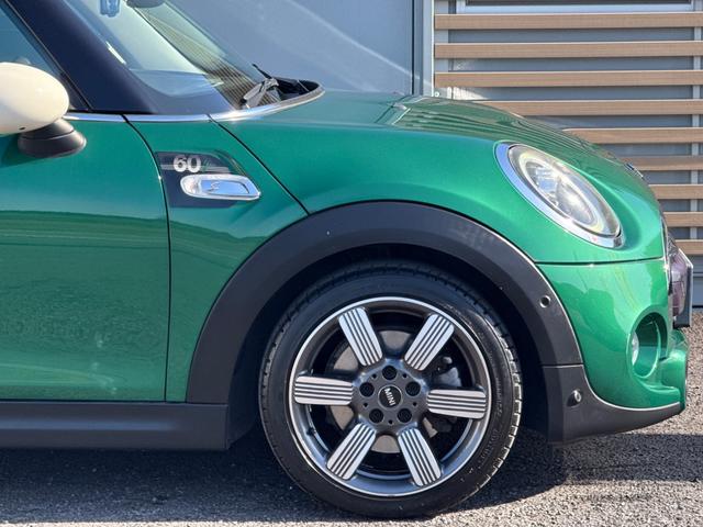 ＭＩＮＩ クーパーＳ　６０イヤーズエディション　車検Ｒ８．９／６０周年特別仕様車／ＤＣＴ／６０Ｙｅａｒｓ専用茶革シート／シートヒーター／純正ナビ／バックカメラ／ミラーインＥＴＣ／衝突軽減／ペッパーパッケージ／純正アルミホイール／（22枚目）