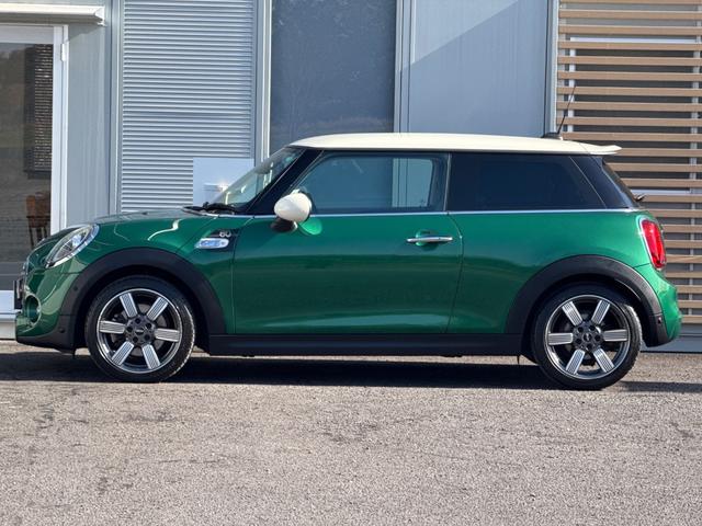 ＭＩＮＩ クーパーＳ　６０イヤーズエディション　車検Ｒ８．９／６０周年特別仕様車／ＤＣＴ／６０Ｙｅａｒｓ専用茶革シート／シートヒーター／純正ナビ／バックカメラ／ミラーインＥＴＣ／衝突軽減／ペッパーパッケージ／純正アルミホイール／（23枚目）