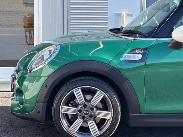 ＭＩＮＩ クーパーＳ　６０イヤーズエディション　車検Ｒ８．９／６０周年特別仕様車／ＤＣＴ／６０Ｙｅａｒｓ専用茶革シート／シートヒーター／純正ナビ／バックカメラ／ミラーインＥＴＣ／衝突軽減／ペッパーパッケージ／純正アルミホイール／（24枚目）