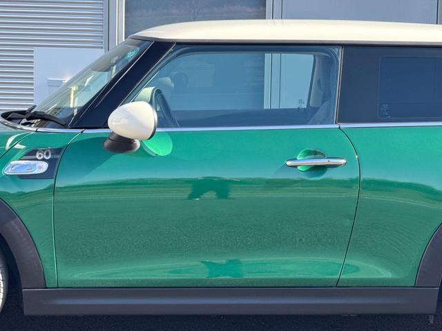 ＭＩＮＩ クーパーＳ　６０イヤーズエディション　車検Ｒ８．９／６０周年特別仕様車／ＤＣＴ／６０Ｙｅａｒｓ専用茶革シート／シートヒーター／純正ナビ／バックカメラ／ミラーインＥＴＣ／衝突軽減／ペッパーパッケージ／純正アルミホイール／（25枚目）