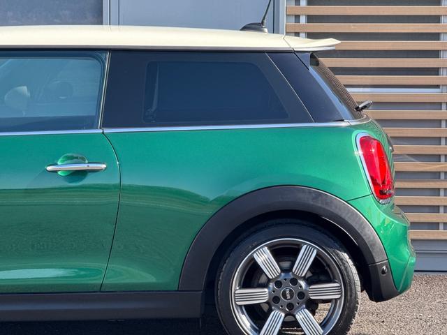 ＭＩＮＩ クーパーＳ　６０イヤーズエディション　車検Ｒ８．９／６０周年特別仕様車／ＤＣＴ／６０Ｙｅａｒｓ専用茶革シート／シートヒーター／純正ナビ／バックカメラ／ミラーインＥＴＣ／衝突軽減／ペッパーパッケージ／純正アルミホイール／（26枚目）