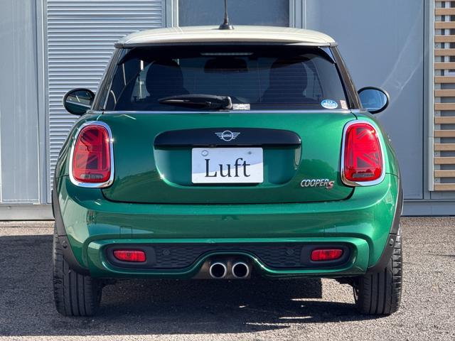 ＭＩＮＩ クーパーＳ　６０イヤーズエディション　車検Ｒ８．９／６０周年特別仕様車／ＤＣＴ／６０Ｙｅａｒｓ専用茶革シート／シートヒーター／純正ナビ／バックカメラ／ミラーインＥＴＣ／衝突軽減／ペッパーパッケージ／純正アルミホイール／（28枚目）