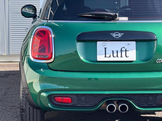 ＭＩＮＩ クーパーＳ　６０イヤーズエディション　車検Ｒ８．９／６０周年特別仕様車／ＤＣＴ／６０Ｙｅａｒｓ専用茶革シート／シートヒーター／純正ナビ／バックカメラ／ミラーインＥＴＣ／衝突軽減／ペッパーパッケージ／純正アルミホイール／（29枚目）