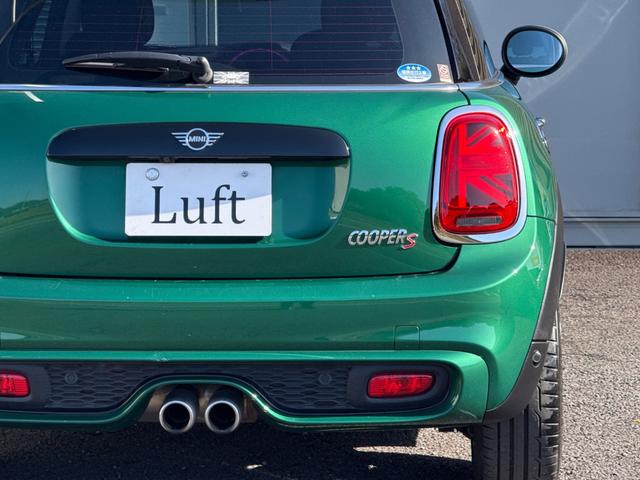 ＭＩＮＩ クーパーＳ　６０イヤーズエディション　車検Ｒ８．９／６０周年特別仕様車／ＤＣＴ／６０Ｙｅａｒｓ専用茶革シート／シートヒーター／純正ナビ／バックカメラ／ミラーインＥＴＣ／衝突軽減／ペッパーパッケージ／純正アルミホイール／（30枚目）