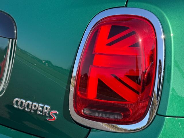 ＭＩＮＩ クーパーＳ　６０イヤーズエディション　車検Ｒ８．９／６０周年特別仕様車／ＤＣＴ／６０Ｙｅａｒｓ専用茶革シート／シートヒーター／純正ナビ／バックカメラ／ミラーインＥＴＣ／衝突軽減／ペッパーパッケージ／純正アルミホイール／（32枚目）