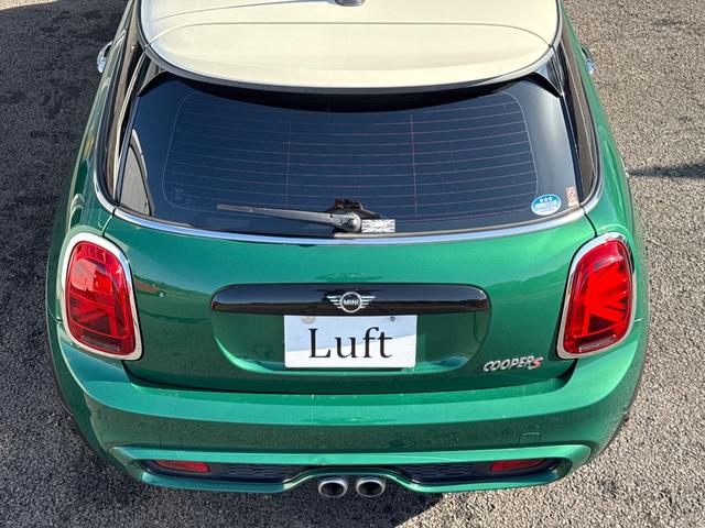 ＭＩＮＩ クーパーＳ　６０イヤーズエディション　車検Ｒ８．９／６０周年特別仕様車／ＤＣＴ／６０Ｙｅａｒｓ専用茶革シート／シートヒーター／純正ナビ／バックカメラ／ミラーインＥＴＣ／衝突軽減／ペッパーパッケージ／純正アルミホイール／（33枚目）