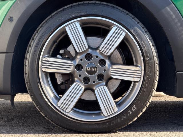 ＭＩＮＩ クーパーＳ　６０イヤーズエディション　車検Ｒ８．９／６０周年特別仕様車／ＤＣＴ／６０Ｙｅａｒｓ専用茶革シート／シートヒーター／純正ナビ／バックカメラ／ミラーインＥＴＣ／衝突軽減／ペッパーパッケージ／純正アルミホイール／（35枚目）
