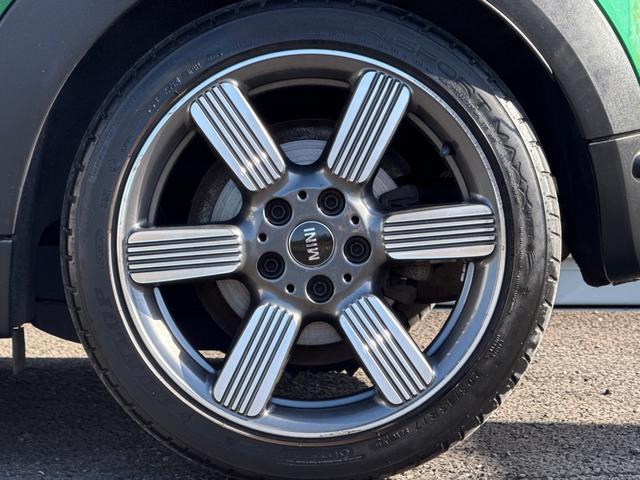 ＭＩＮＩ クーパーＳ　６０イヤーズエディション　車検Ｒ８．９／６０周年特別仕様車／ＤＣＴ／６０Ｙｅａｒｓ専用茶革シート／シートヒーター／純正ナビ／バックカメラ／ミラーインＥＴＣ／衝突軽減／ペッパーパッケージ／純正アルミホイール／（36枚目）