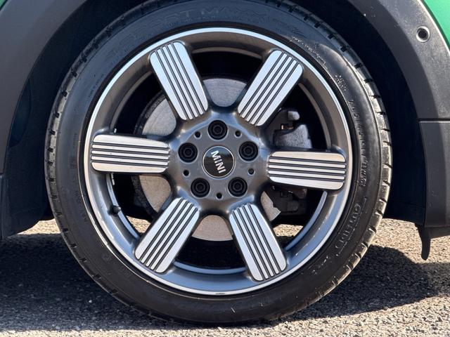 ＭＩＮＩ クーパーＳ　６０イヤーズエディション　車検Ｒ８．９／６０周年特別仕様車／ＤＣＴ／６０Ｙｅａｒｓ専用茶革シート／シートヒーター／純正ナビ／バックカメラ／ミラーインＥＴＣ／衝突軽減／ペッパーパッケージ／純正アルミホイール／（37枚目）