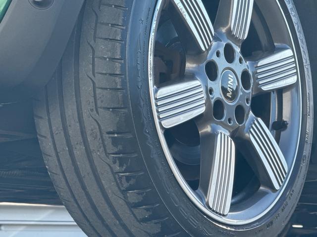 ＭＩＮＩ クーパーＳ　６０イヤーズエディション　車検Ｒ８．９／６０周年特別仕様車／ＤＣＴ／６０Ｙｅａｒｓ専用茶革シート／シートヒーター／純正ナビ／バックカメラ／ミラーインＥＴＣ／衝突軽減／ペッパーパッケージ／純正アルミホイール／（39枚目）