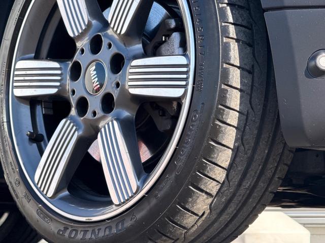 ＭＩＮＩ クーパーＳ　６０イヤーズエディション　車検Ｒ８．９／６０周年特別仕様車／ＤＣＴ／６０Ｙｅａｒｓ専用茶革シート／シートヒーター／純正ナビ／バックカメラ／ミラーインＥＴＣ／衝突軽減／ペッパーパッケージ／純正アルミホイール／（40枚目）