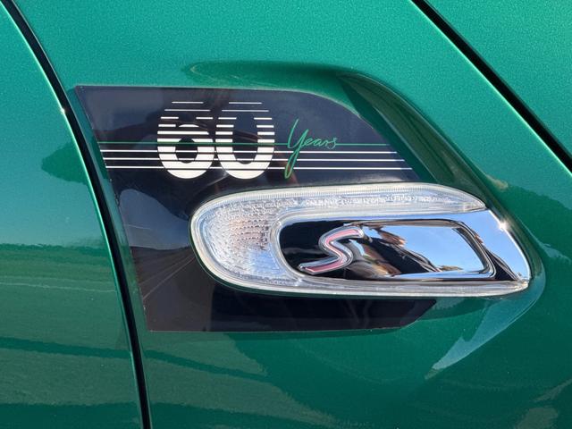 ＭＩＮＩ クーパーＳ　６０イヤーズエディション　車検Ｒ８．９／６０周年特別仕様車／ＤＣＴ／６０Ｙｅａｒｓ専用茶革シート／シートヒーター／純正ナビ／バックカメラ／ミラーインＥＴＣ／衝突軽減／ペッパーパッケージ／純正アルミホイール／（43枚目）