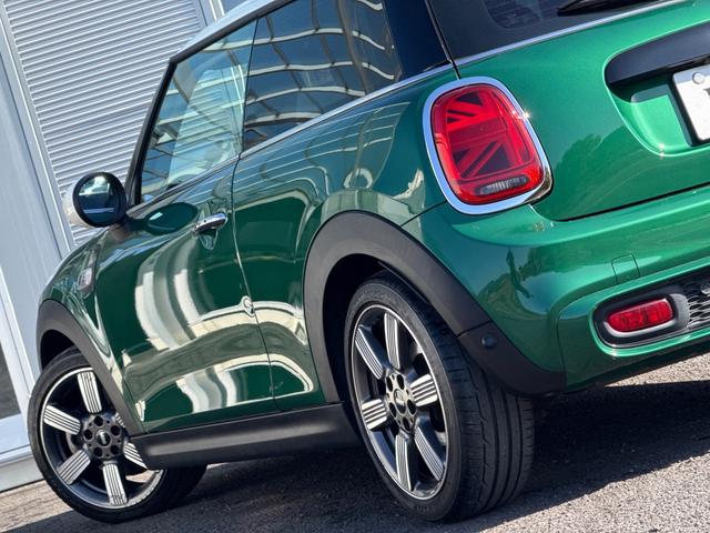 ＭＩＮＩ クーパーＳ　６０イヤーズエディション　車検Ｒ８．９／６０周年特別仕様車／ＤＣＴ／６０Ｙｅａｒｓ専用茶革シート／シートヒーター／純正ナビ／バックカメラ／ミラーインＥＴＣ／衝突軽減／ペッパーパッケージ／純正アルミホイール／（44枚目）