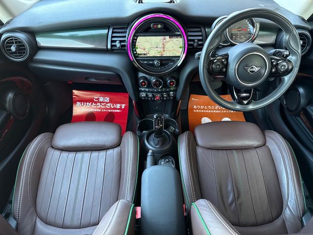 ＭＩＮＩ クーパーＳ　６０イヤーズエディション　車検Ｒ８．９／６０周年特別仕様車／ＤＣＴ／６０Ｙｅａｒｓ専用茶革シート／シートヒーター／純正ナビ／バックカメラ／ミラーインＥＴＣ／衝突軽減／ペッパーパッケージ／純正アルミホイール／（46枚目）