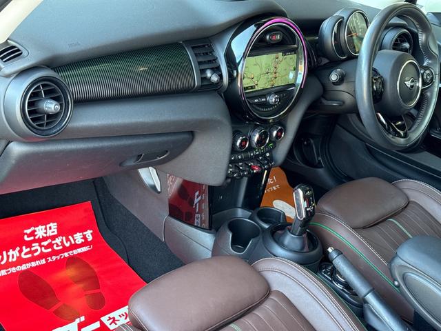 ＭＩＮＩ クーパーＳ　６０イヤーズエディション　車検Ｒ８．９／６０周年特別仕様車／ＤＣＴ／６０Ｙｅａｒｓ専用茶革シート／シートヒーター／純正ナビ／バックカメラ／ミラーインＥＴＣ／衝突軽減／ペッパーパッケージ／純正アルミホイール／（47枚目）