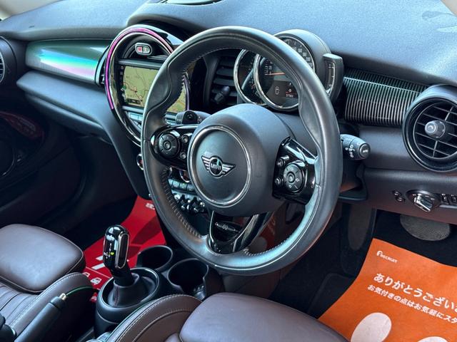 ＭＩＮＩ クーパーＳ　６０イヤーズエディション　車検Ｒ８．９／６０周年特別仕様車／ＤＣＴ／６０Ｙｅａｒｓ専用茶革シート／シートヒーター／純正ナビ／バックカメラ／ミラーインＥＴＣ／衝突軽減／ペッパーパッケージ／純正アルミホイール／（48枚目）