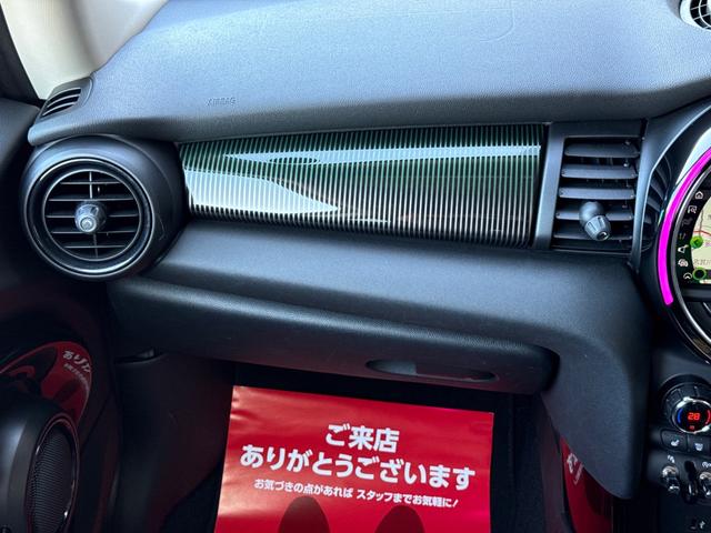 ＭＩＮＩ クーパーＳ　６０イヤーズエディション　車検Ｒ８．９／６０周年特別仕様車／ＤＣＴ／６０Ｙｅａｒｓ専用茶革シート／シートヒーター／純正ナビ／バックカメラ／ミラーインＥＴＣ／衝突軽減／ペッパーパッケージ／純正アルミホイール／（49枚目）