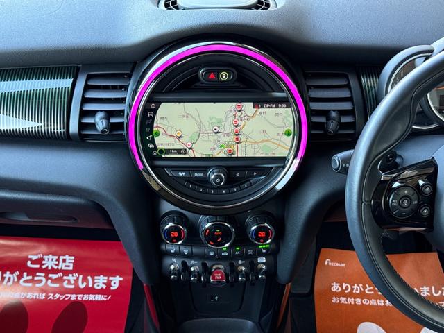 ＭＩＮＩ クーパーＳ　６０イヤーズエディション　車検Ｒ８．９／６０周年特別仕様車／ＤＣＴ／６０Ｙｅａｒｓ専用茶革シート／シートヒーター／純正ナビ／バックカメラ／ミラーインＥＴＣ／衝突軽減／ペッパーパッケージ／純正アルミホイール／（50枚目）