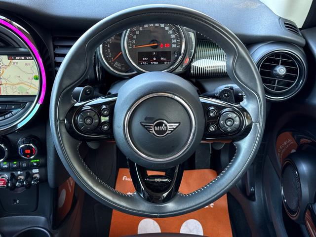 ＭＩＮＩ クーパーＳ　６０イヤーズエディション　車検Ｒ８．９／６０周年特別仕様車／ＤＣＴ／６０Ｙｅａｒｓ専用茶革シート／シートヒーター／純正ナビ／バックカメラ／ミラーインＥＴＣ／衝突軽減／ペッパーパッケージ／純正アルミホイール／（51枚目）
